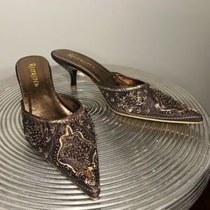 Pointed evening heel. Brown sequins